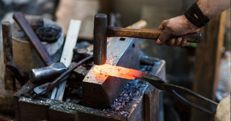 un artisan qui forge un couteau