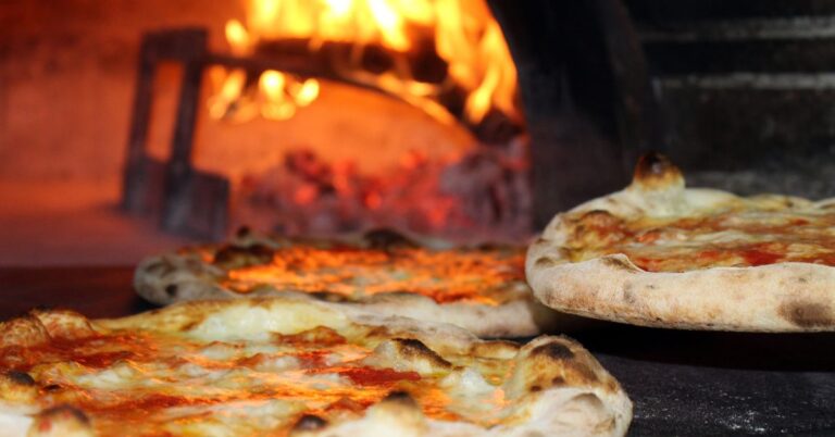 des pizzas qui sortent du four