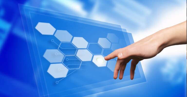 main qui touche un écran avec des pixels blancs sur fond bleu